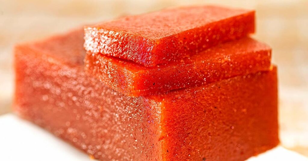 Porciones de membrillo artesanal con textura brillante y color ámbar natural.