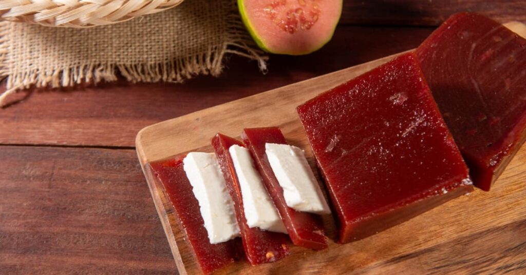 Membrillo artesanal servido con queso fresco sobre tabla de madera